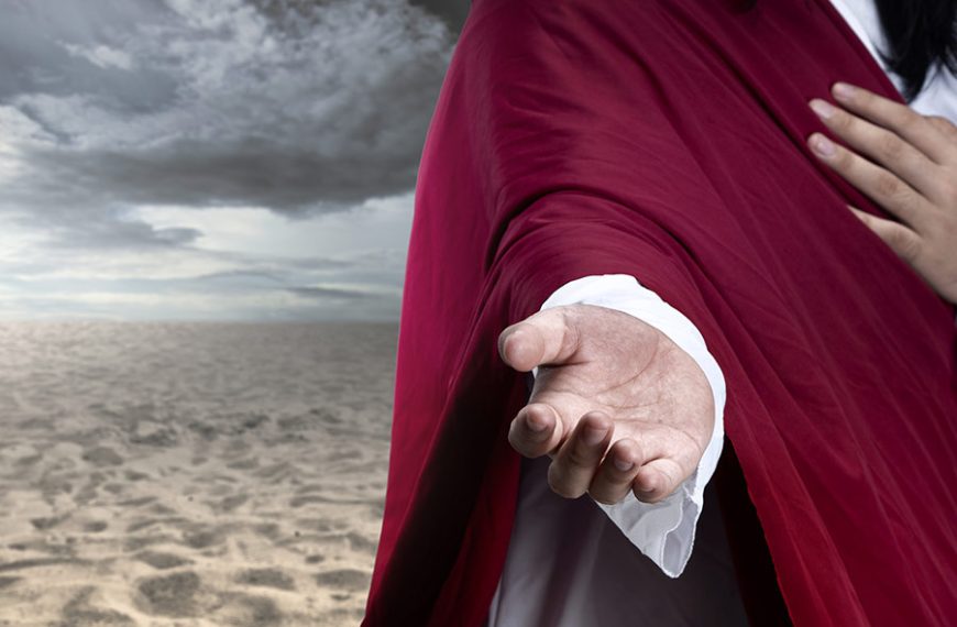 Jesucristo con la mano abierta caminando por el desierto en medio de la tempestad.