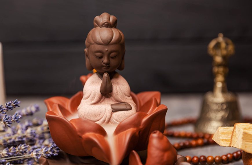 Quemador de incienso de reflujo de cerámica, con forma de buda orando.
