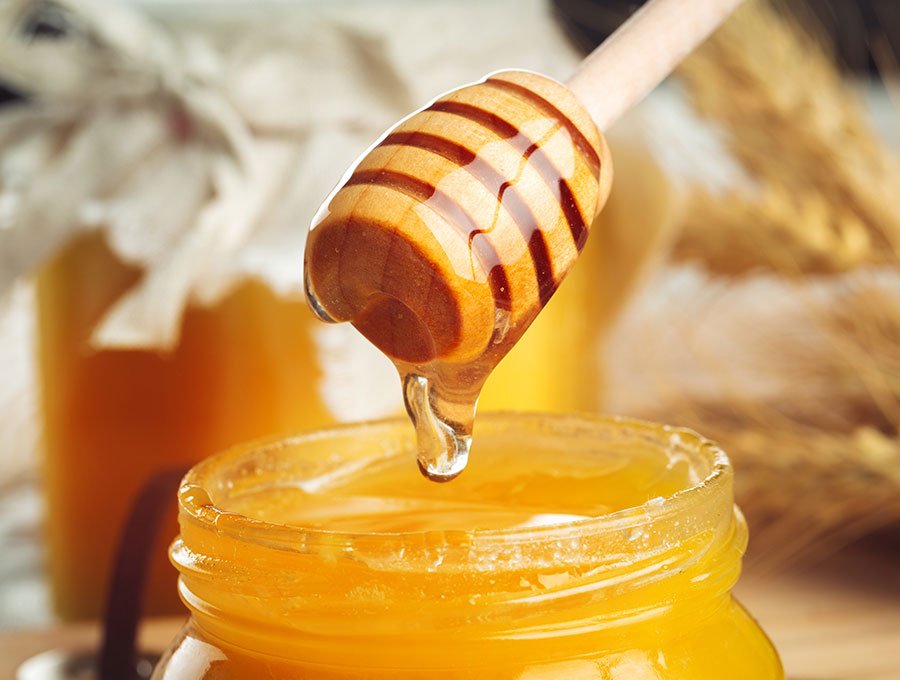 Tarro de cristal con miel de abeja.