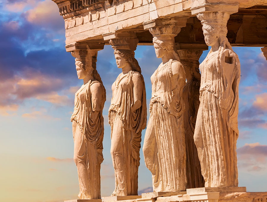 Vista de las estatuas de un antiguo templo griego.