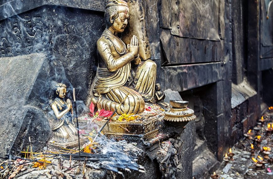 Zona de rezos de un templo hindú. Hay una figura de metal rezando.