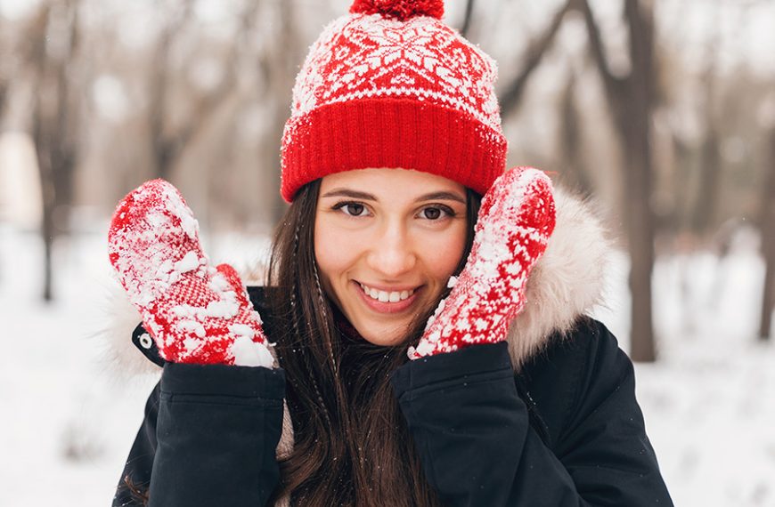 Mujer con guantes y gorro de invierno.