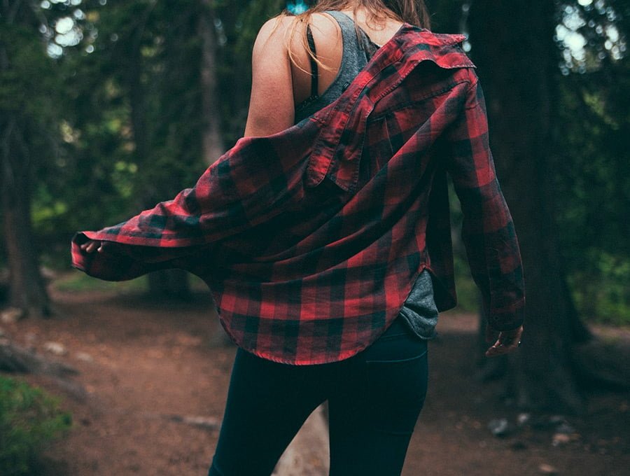 Mujer paseando por el bosque.