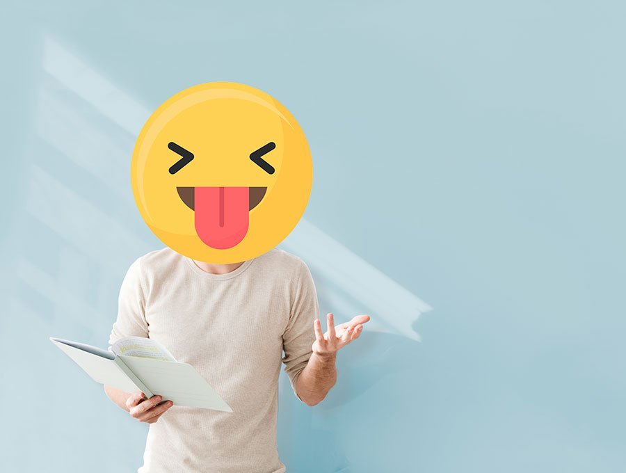 Persona con cara de emoji sacando la lengua.